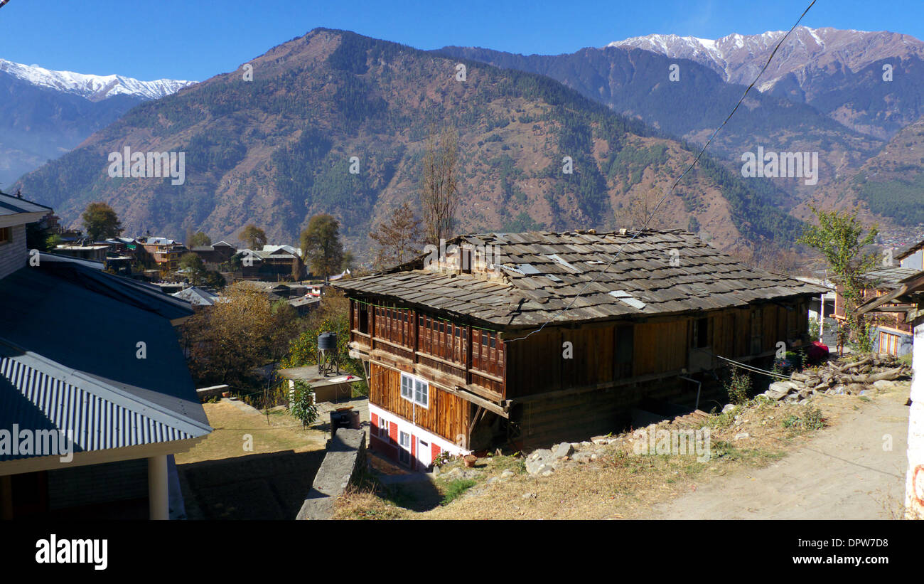 Vista al oeste a lo largo de Naggar y Beas Valle, Distrito valle Kullu, Himachal Pradesh, India N. Foto de stock