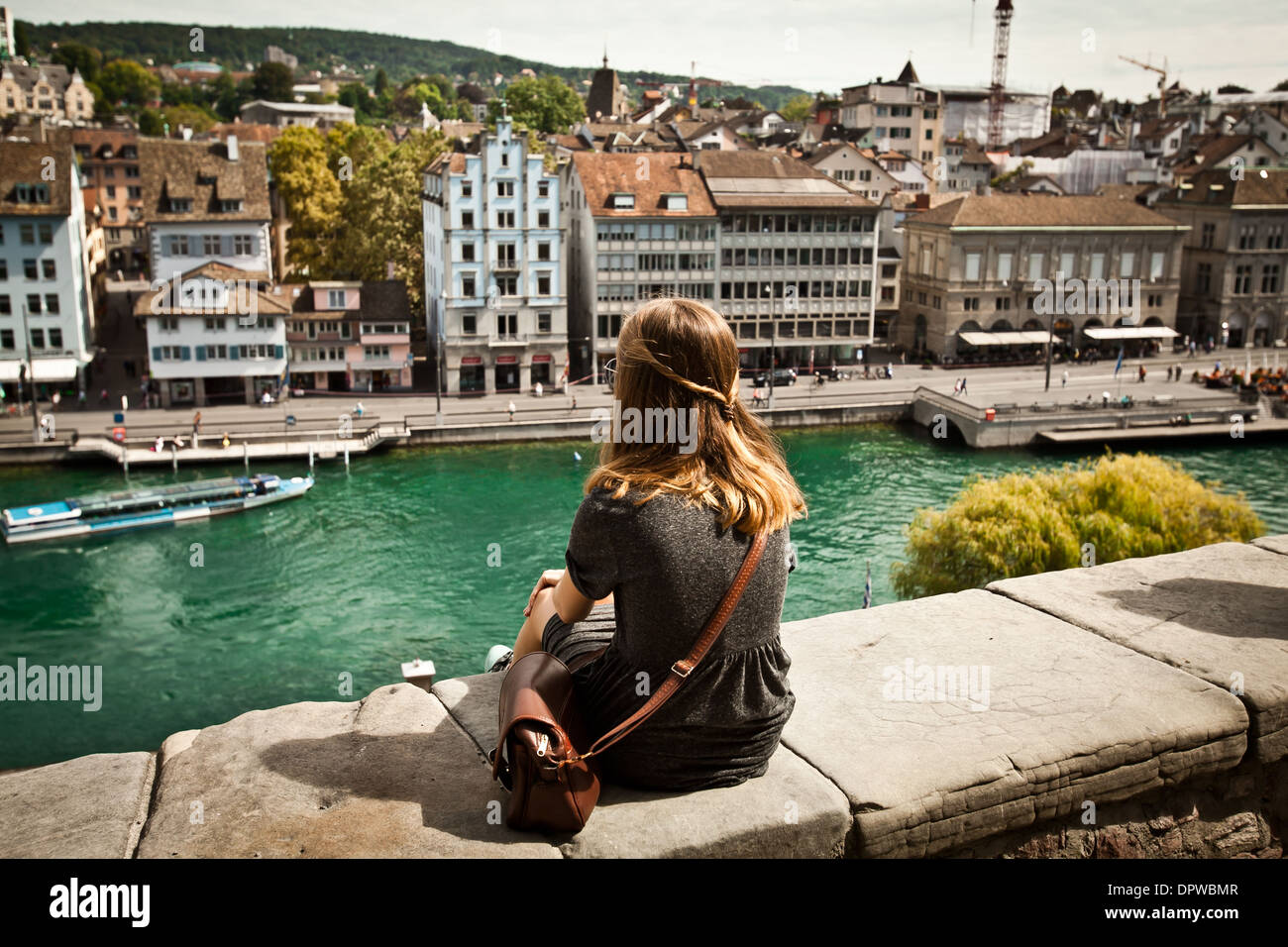 Una joven mujer turismo hermosas vistas de Zurich, Suiza Foto de stock