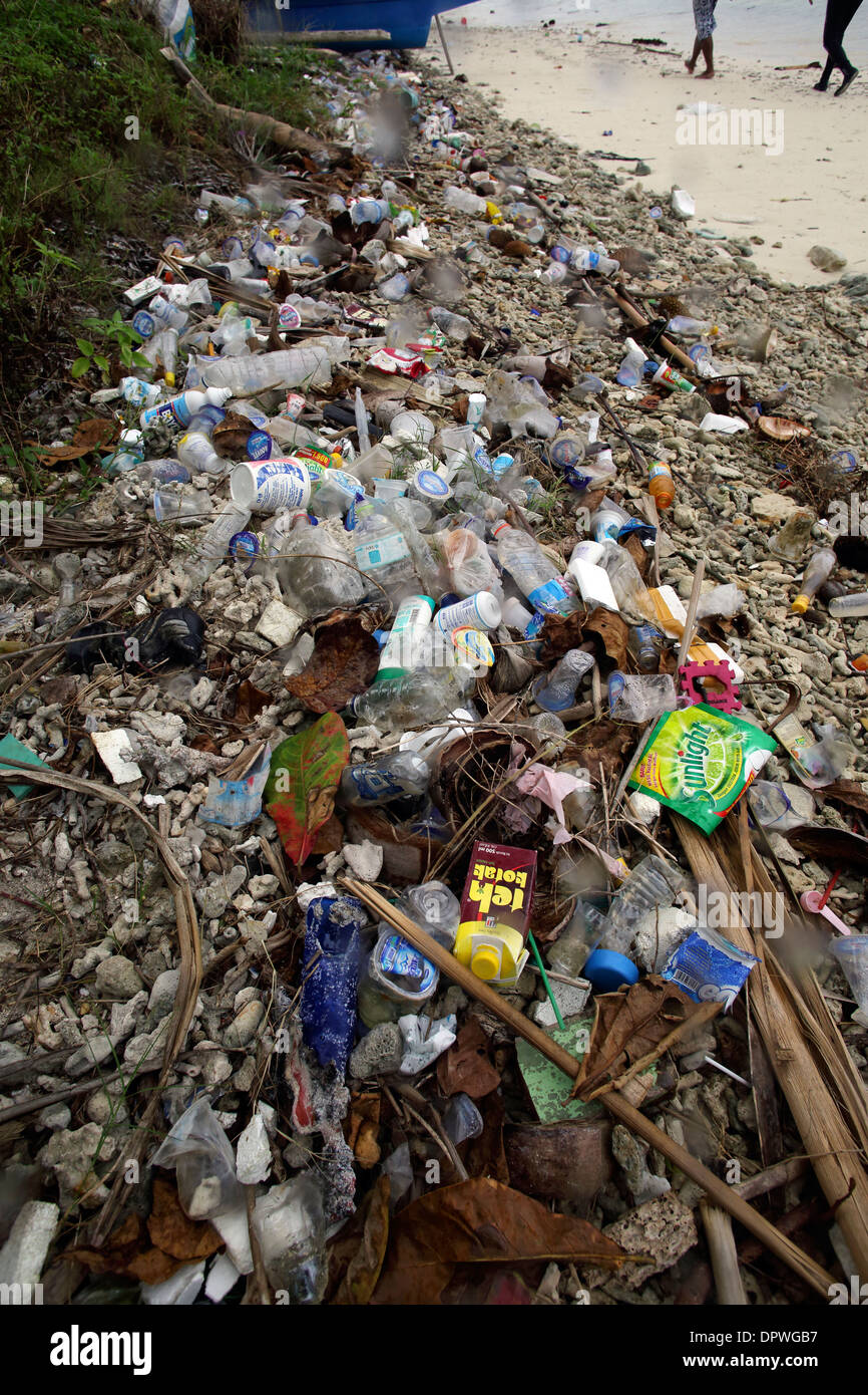 Botellas de plástico, bolsas y otros desperdicios contaminan una playa de  la costa sur de la isla de Bunaken, un parque nacional marino de Indonesia  Fotografía de stock - Alamy