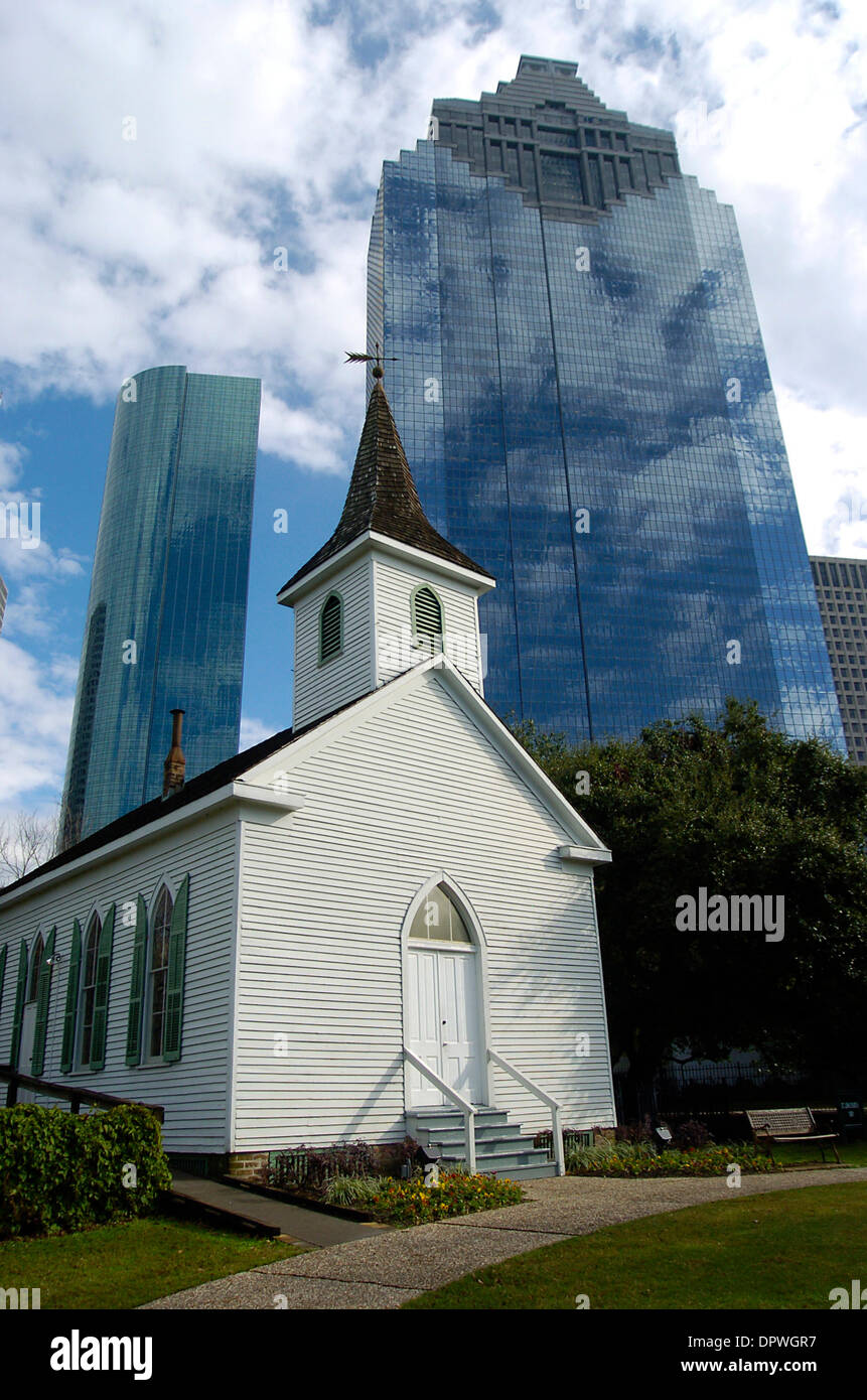 Jan 06, 2009 - Houston, Texas, . - Iglesia de San Juan en Houston, Texas, está ensombrecida por la torre de cristal de Heritage Plaza. En 1891, los agricultores alemanes construyeron este Jan 06, 2009 - Houston, Texas, . - Iglesia de San Juan en Houston, Texas, está ensombrecida por la torre de cristal de Heritage Plaza. En 1891, los agricultores alemanes construyeron este