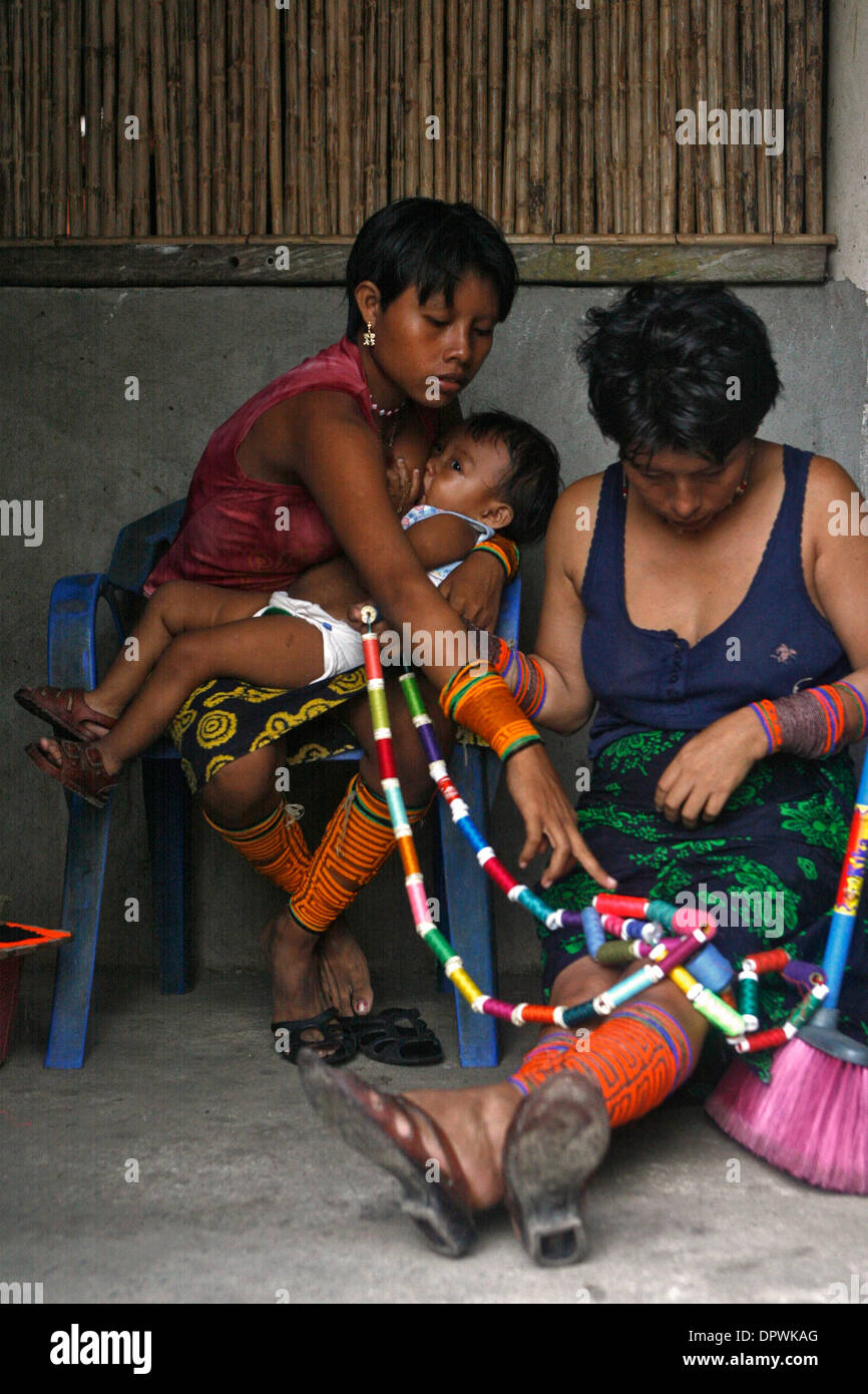 Apr 29, 2009 - Narascandup Pipi, Kuna Yala, Panamá - La mujer goza de una posición bastante fuerte en la sociedad Kuna, poseen tierras y casas, tienen una considerable influencia sobre la toma de decisiones en el hogar y reciben el respeto de sus mola-la costura y las labores domésticas. (Crédito de la Imagen: © Eusatcio Humphrey/Eustacio Humphrey/ZUMA Press) Foto de stock