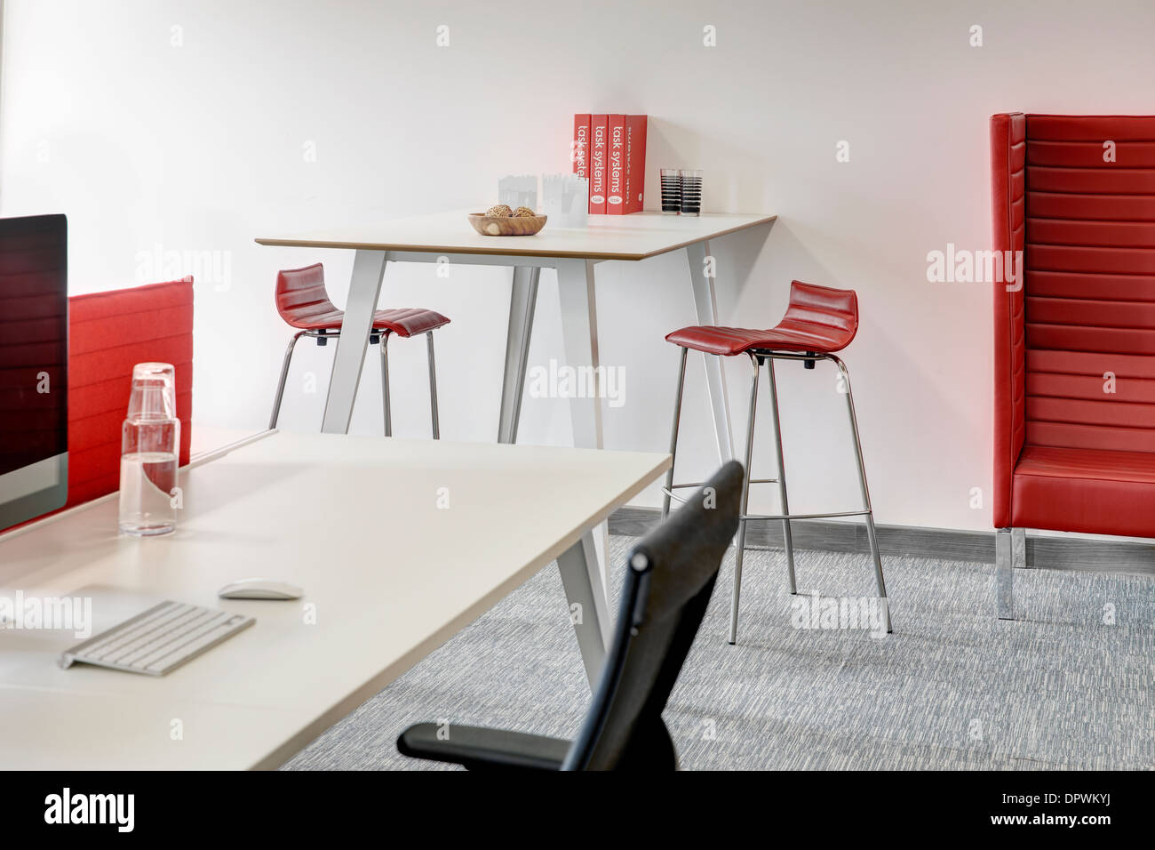 Moderno sistema de escritorio de oficina, elegantes paredes blancas Foto de stock