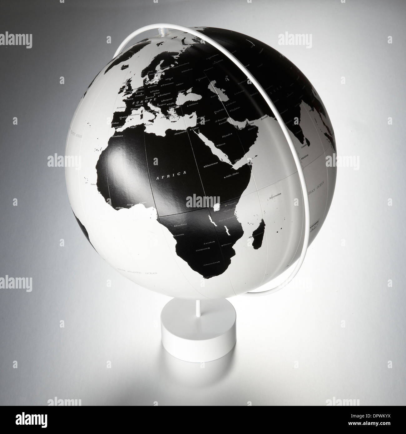mapa del atlas mundial del globo blanco y negro Foto de stock
