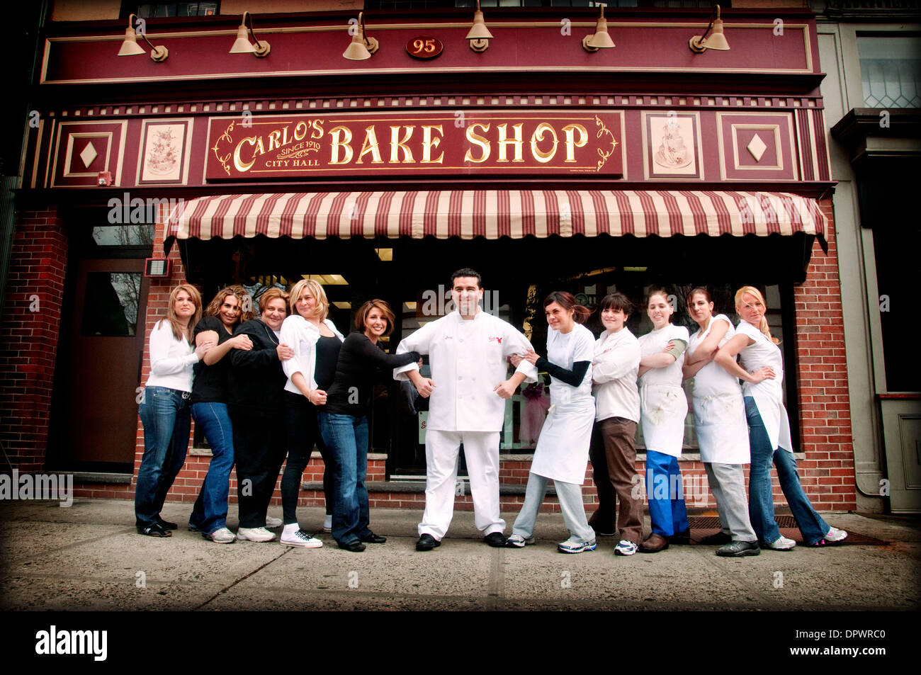 Abril 07, 2009 - Hoboken, Nueva Jersey, EE.UU. - BUDDY VALASTRO, centro,  flanqueada a su derecha por su tarta diseñadores y su familia en la  izquierda. Desde la izquierda, su esposa, Lisa