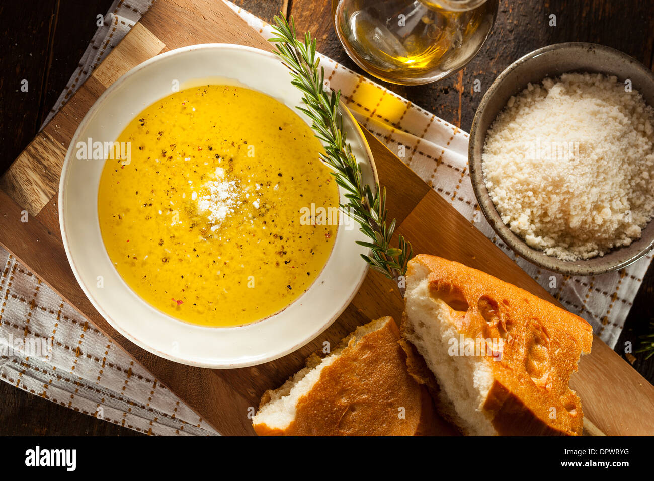 Pan italiano con aceite de oliva para mojar con pimienta y queso Foto de stock