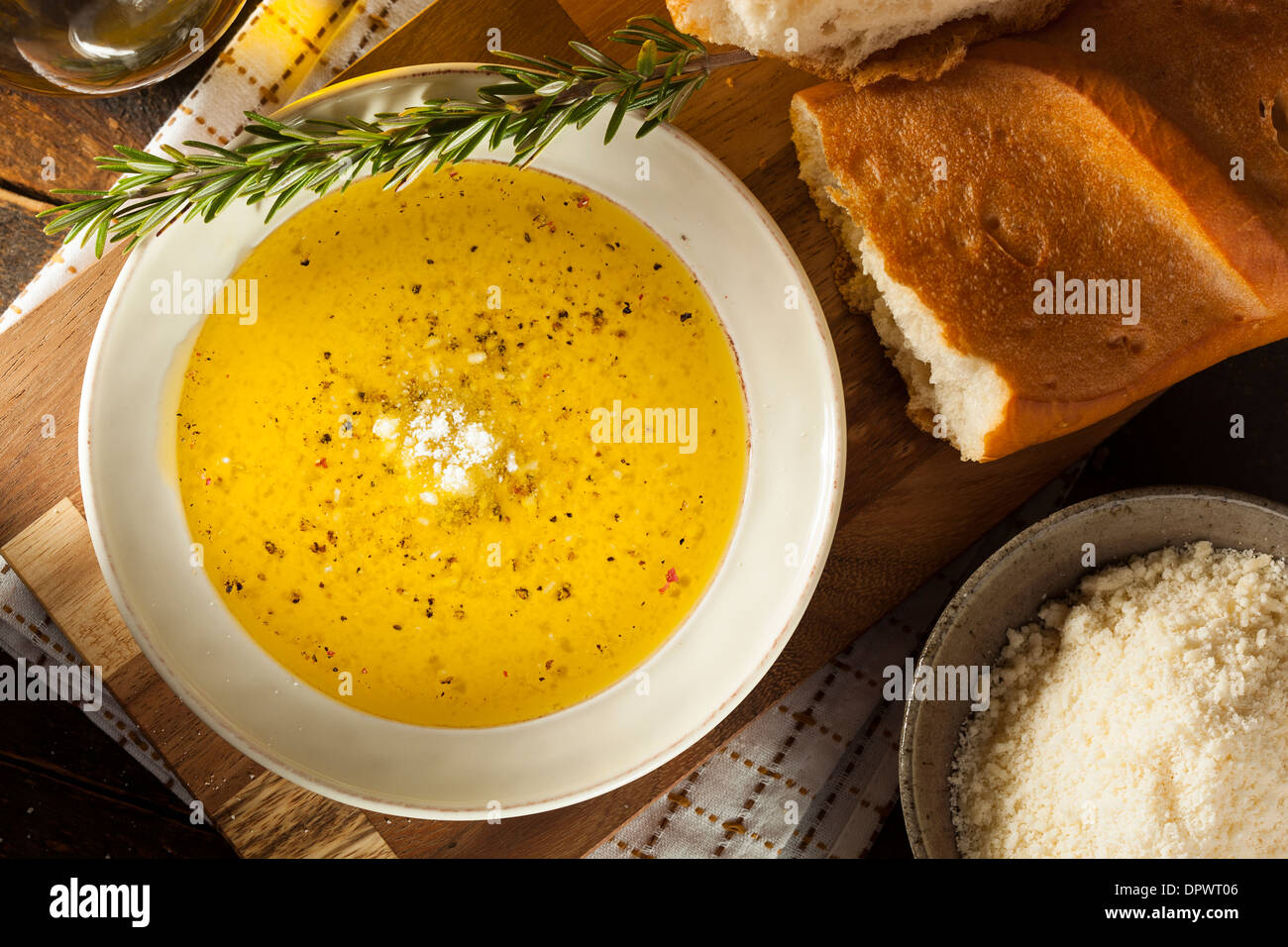 Pan italiano con aceite de oliva para mojar con pimienta y queso Foto de stock