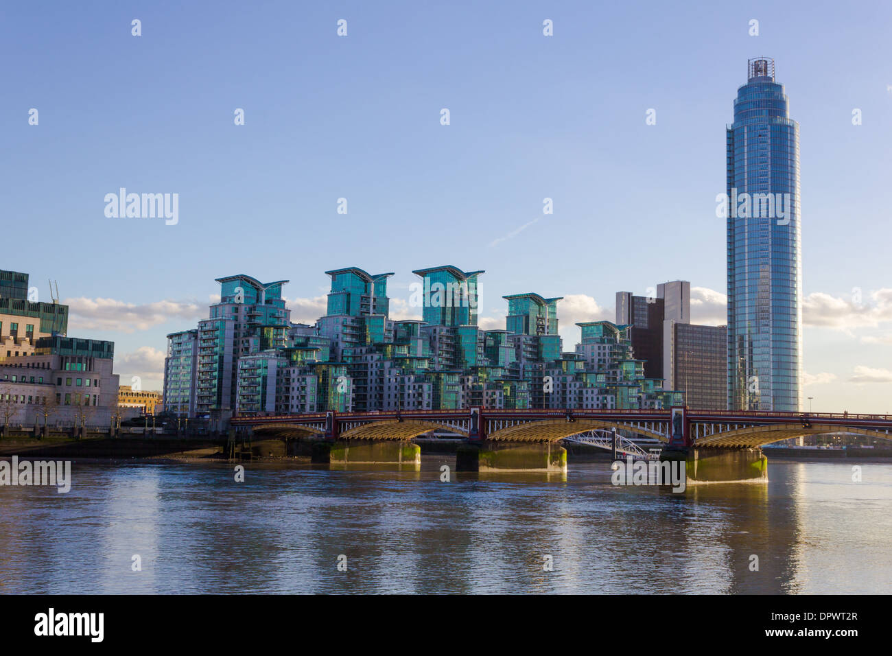 Londres, Reino Unido - 11 de enero de 2014: El Hamilton House residential compleja en Londres en Vauxhall Bridge Foto de stock