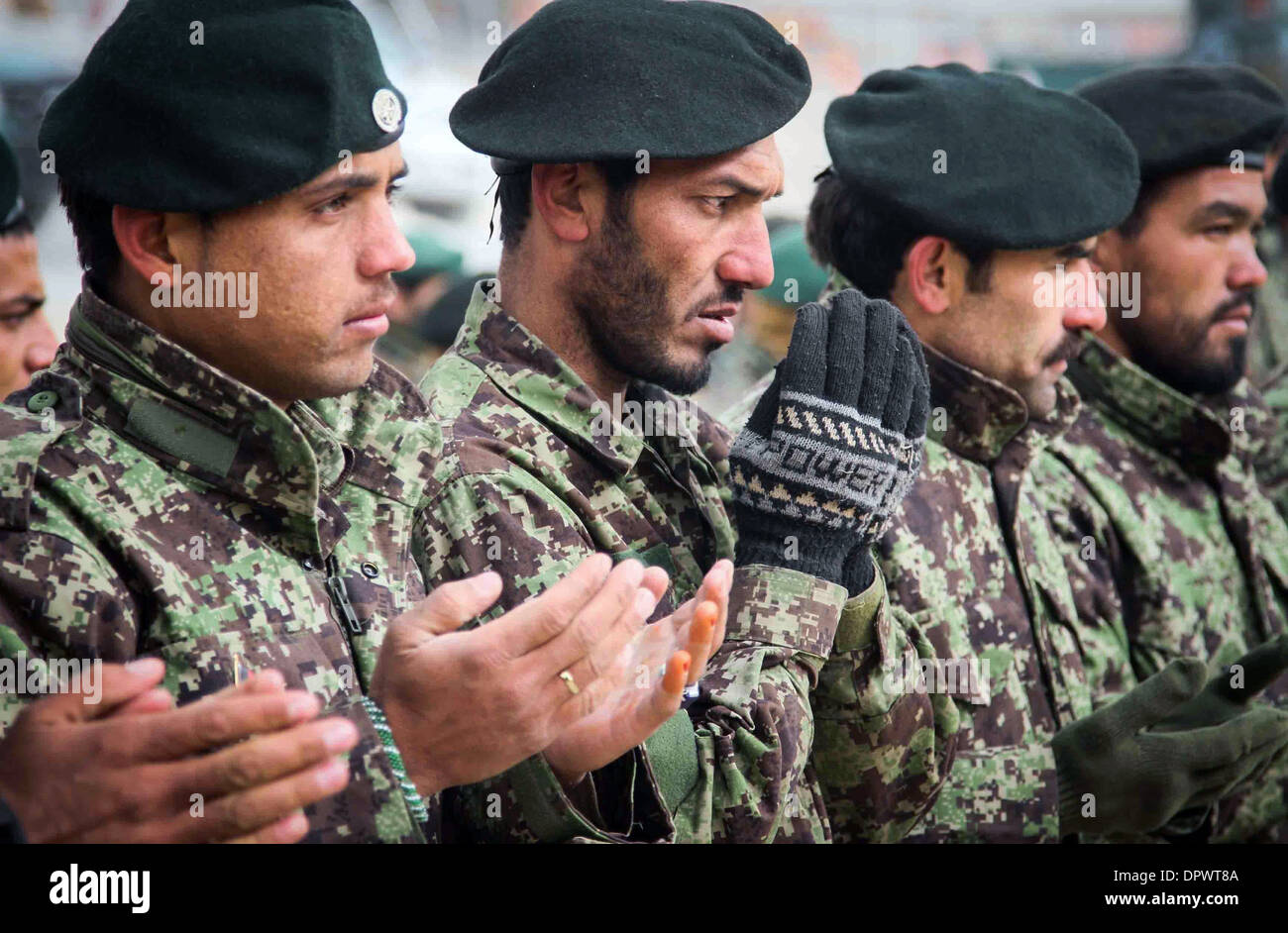 Soldados del ejército nacional afgano orar durante una ceremonia celebrada en el campamento de Eagle el 30 de diciembre de 2013 en la provincia de Zabul, Afganistán. Foto de stock