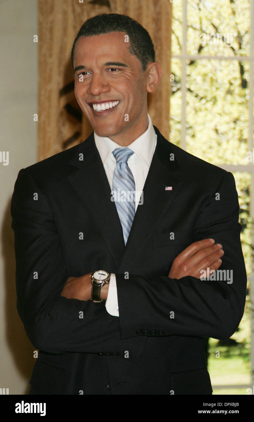 Jan 15, 2009 - Nueva York, NY, EE.UU. - Una vista de la figura de cera de Barack Obama aparece en una réplica de la Oficina Oval en el Madame Tussauds de Times Square. (Crédito de la imagen: ZUMApress.com) Foto de stock