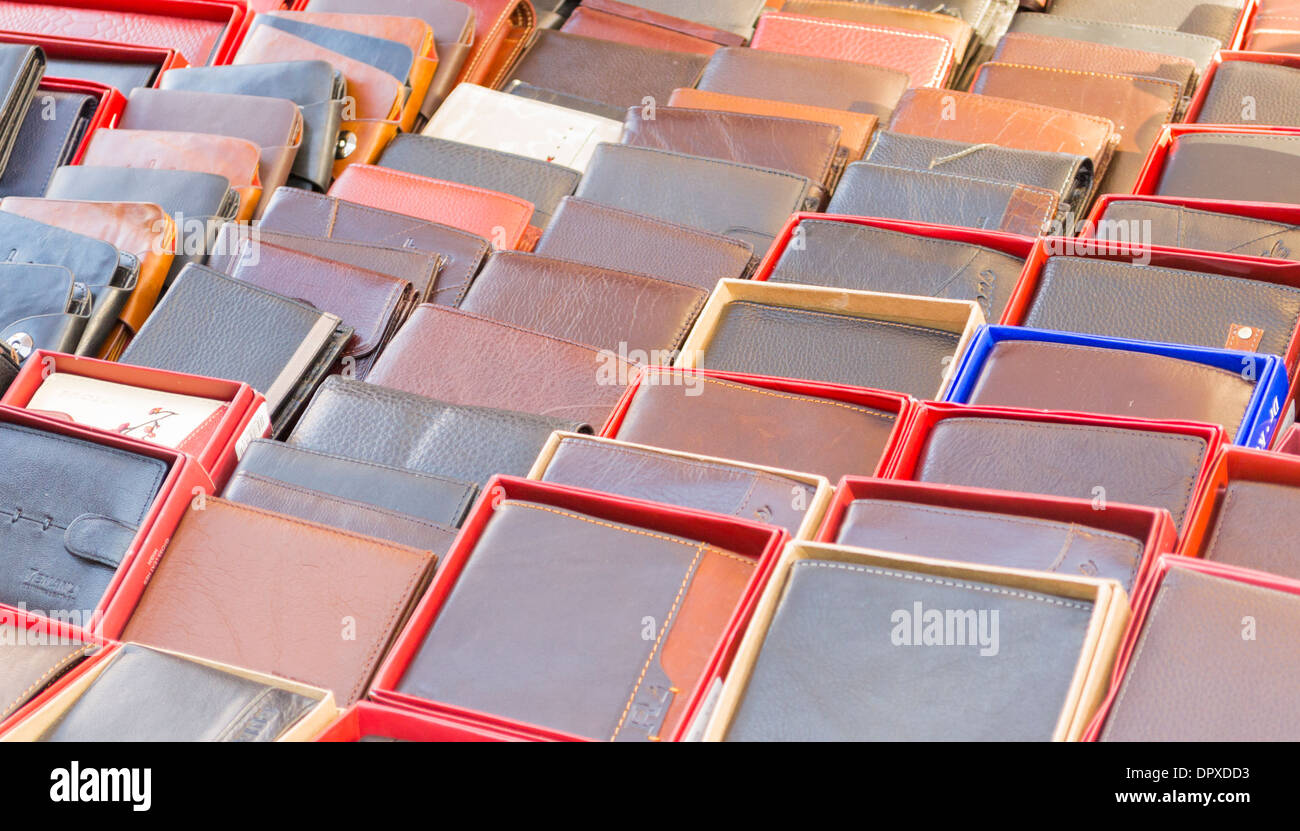 Fila de coloridas carteras de cuero en venta en Bucarest, Rumania Foto de stock