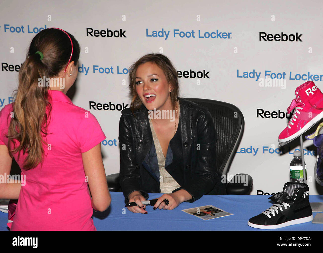 Existencia plantador Fértil LEIGHTON MEESTER y lanzamiento Reebok Reebok Top down en el Lady Foot Locker  Herald Square en la Ciudad de Nueva York 03-07-2009.Foto por Rick  Mackler-Rangefinder globo-fotos, inc..K61298RM.(Credit Image: © Rick  Mackler y