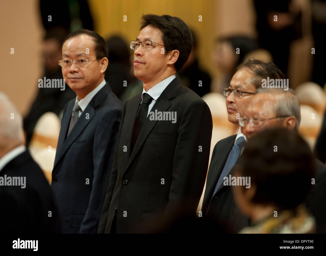 Hong Kong, Shaw. 17 ene, 2014. Zhang Xiaoming (2L), director de la Oficina de Enlace del Gobierno Popular Central de China en Hong Kong, atiende el memorial del magnate de los medios de comunicación de Hong Kong y filántropo Run Run Shaw en Hong Kong, sur de China, el 17 de enero de 2014. Shaw, entre 107, falleció en su casa en Hong Kong el 7 de enero de 2014. Shaw fue entusiasta de caridad y donó más de 10 millones de dólares de Hong Kong (unos 1,29 millones de dólares EE.UU.) a la China continental, con una gran suma para el desarrollo de su educación. © Lui Siu Wai/Xinhua/Alamy Live News Foto de stock