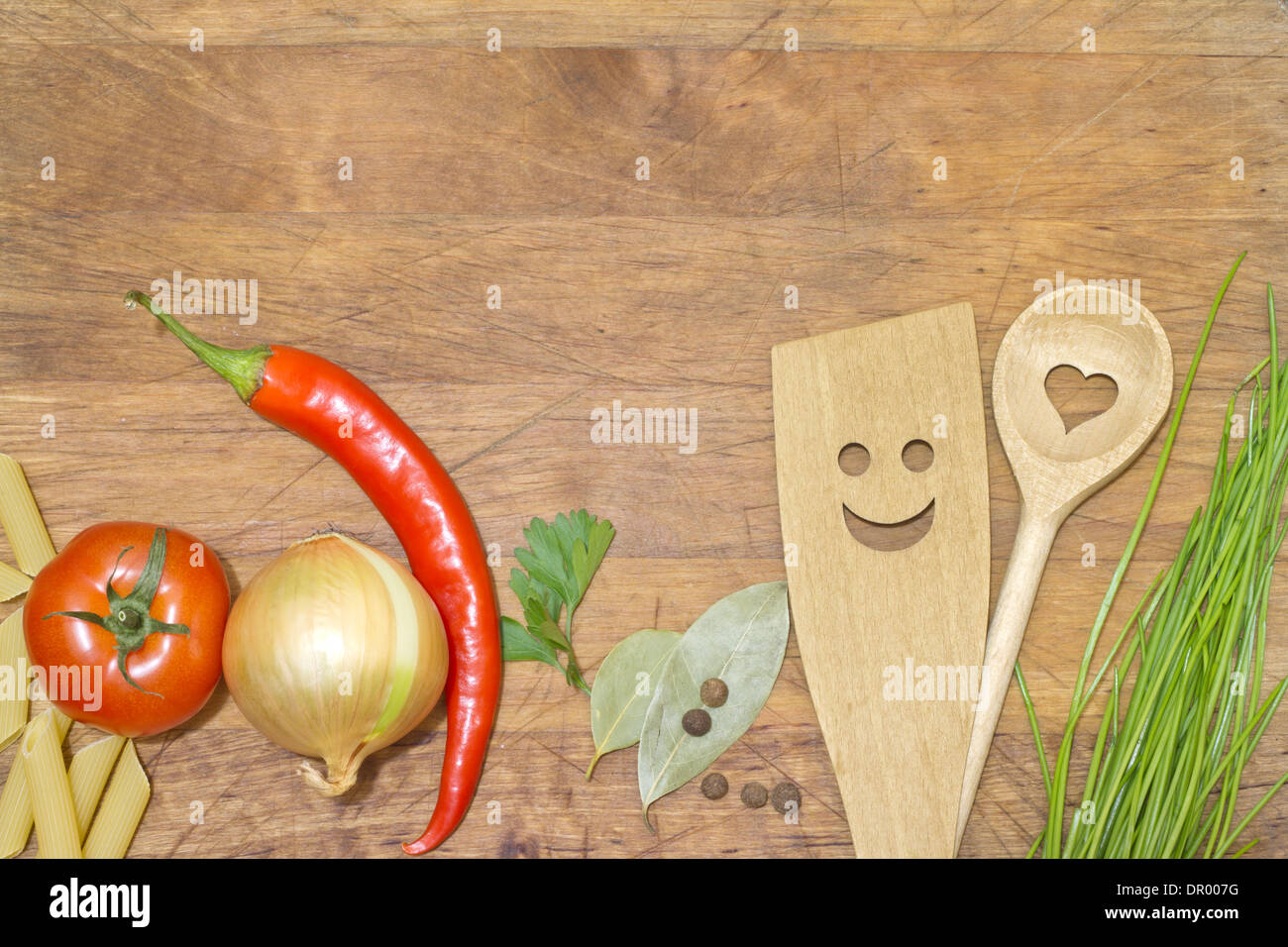 Verduras y menaje en concepto de fondo de la tabla de cortar Foto de stock