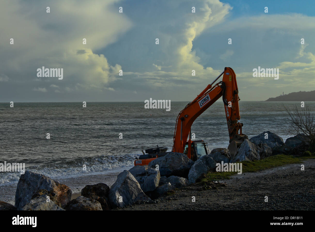 Digger tormenta reparaciones en Devon Beesands playa mar Foto de stock
