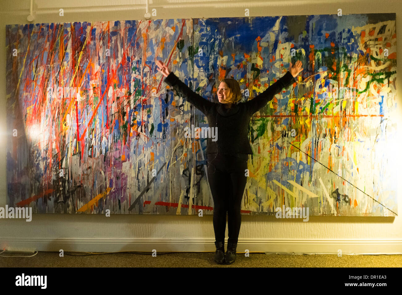 El arte de performance - una mujer artista realiza arte vivo delante de una  galería de pintura abstracta UK Fotografía de stock - Alamy