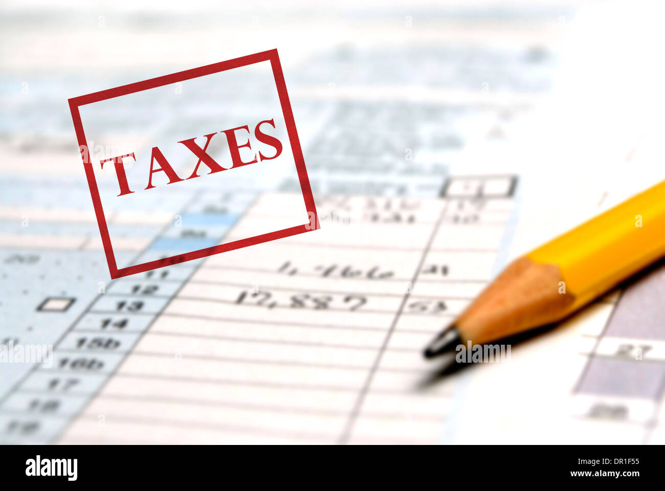 Primer plano de detalle de las actuales formas de impuestos y lápiz Foto de stock