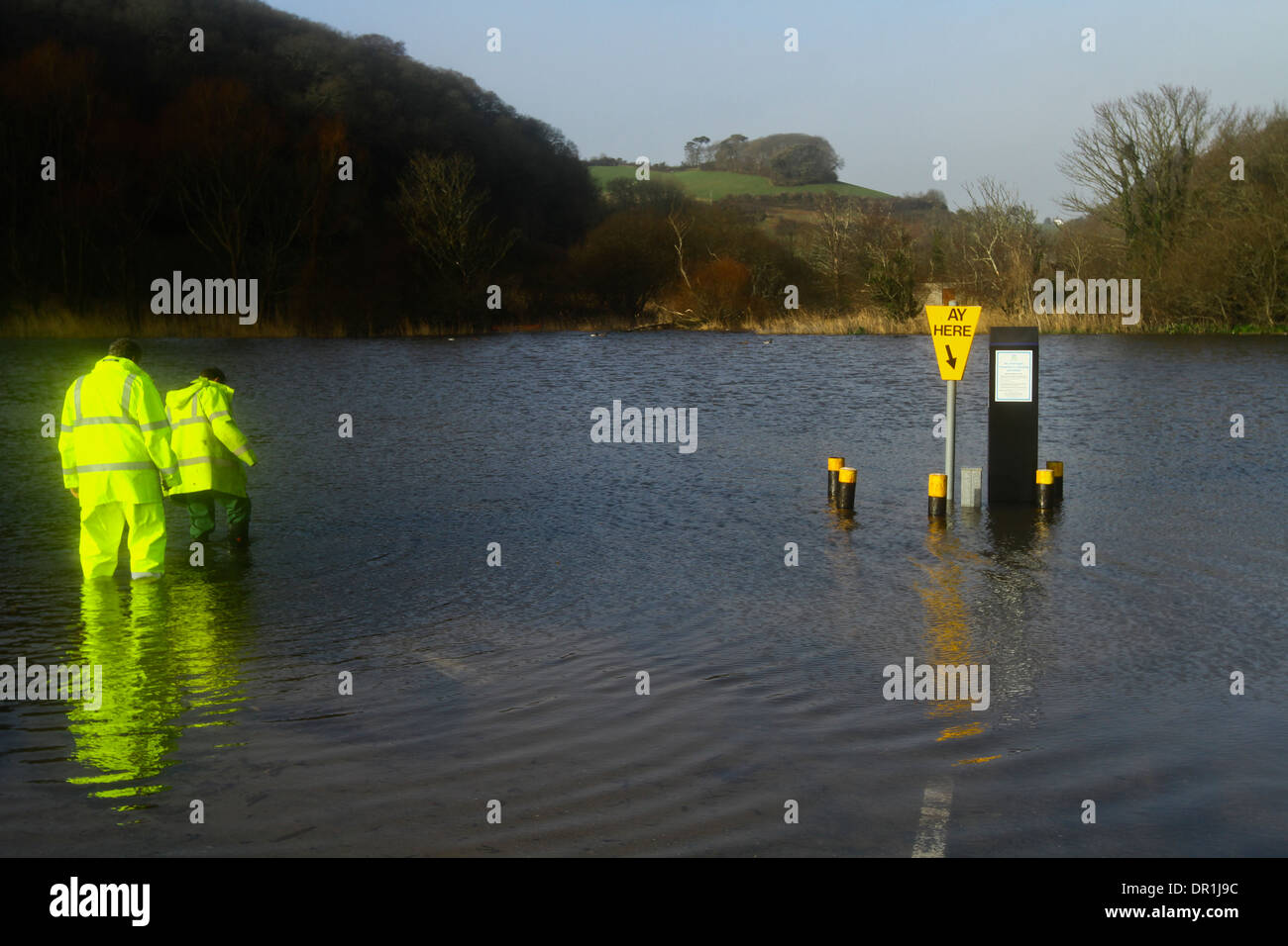 Aparcamiento inundado máquina de billetes como isla Devon inundaciones Workman Foto de stock