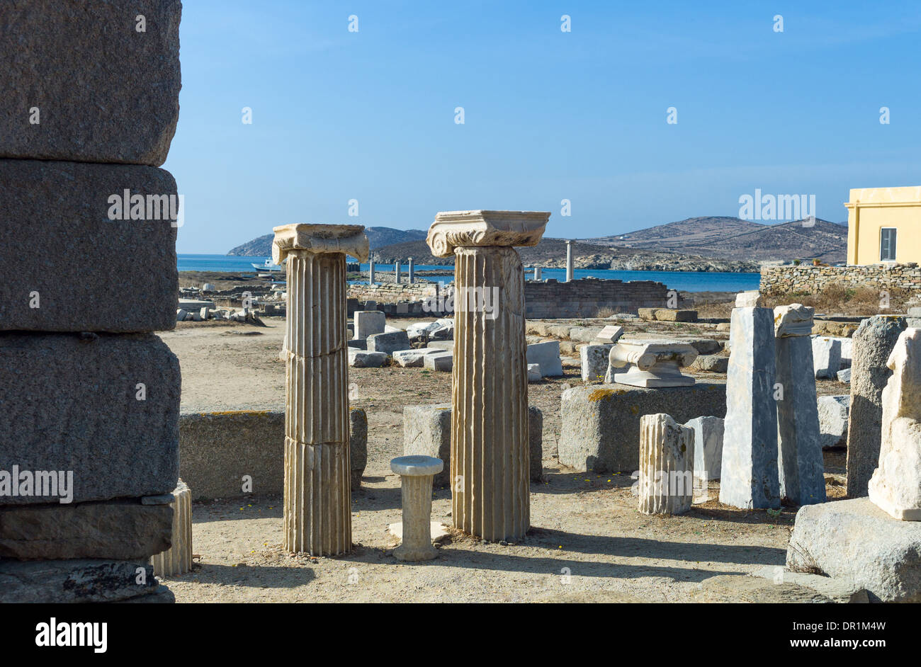 Grecia, Delos, columnas dóricas en el sitio arqueológico Foto de stock