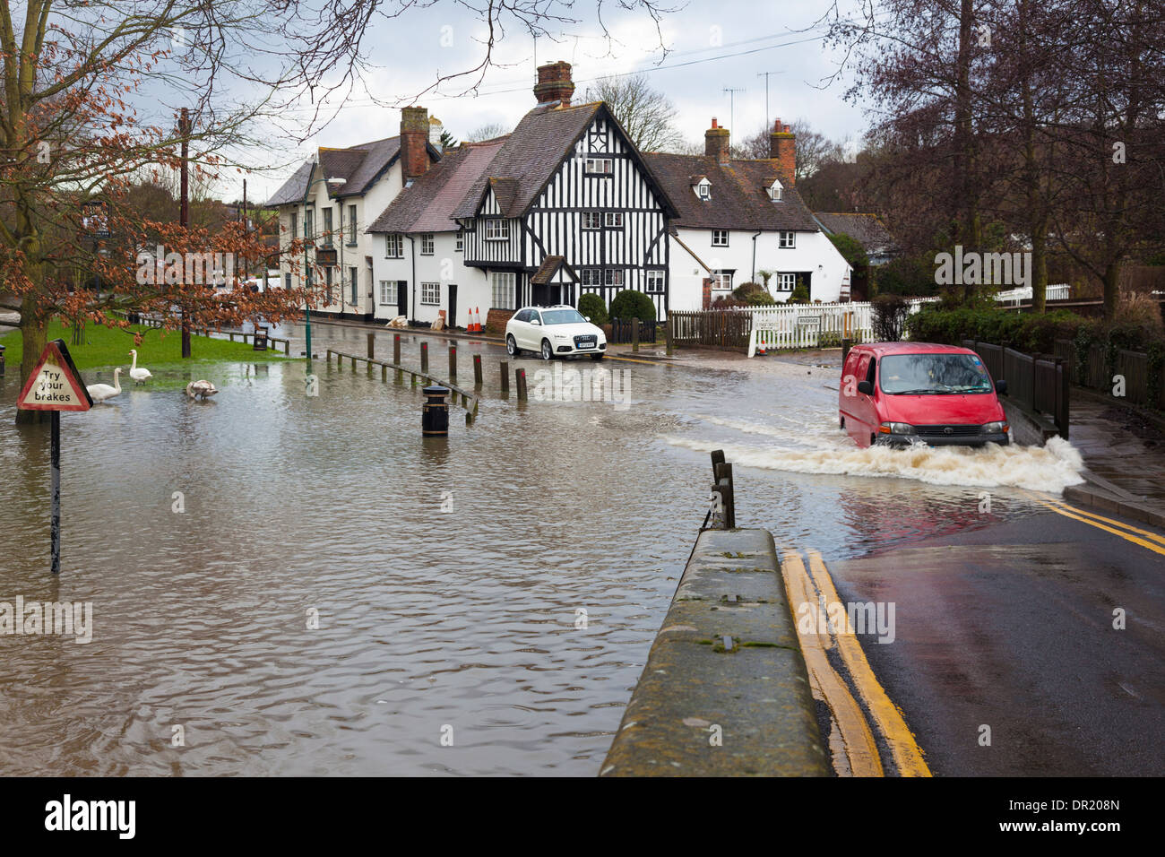 Van duros a través del río inundado para llegar a Puente, Eynsford, Kent, UK, en invierno Foto de stock