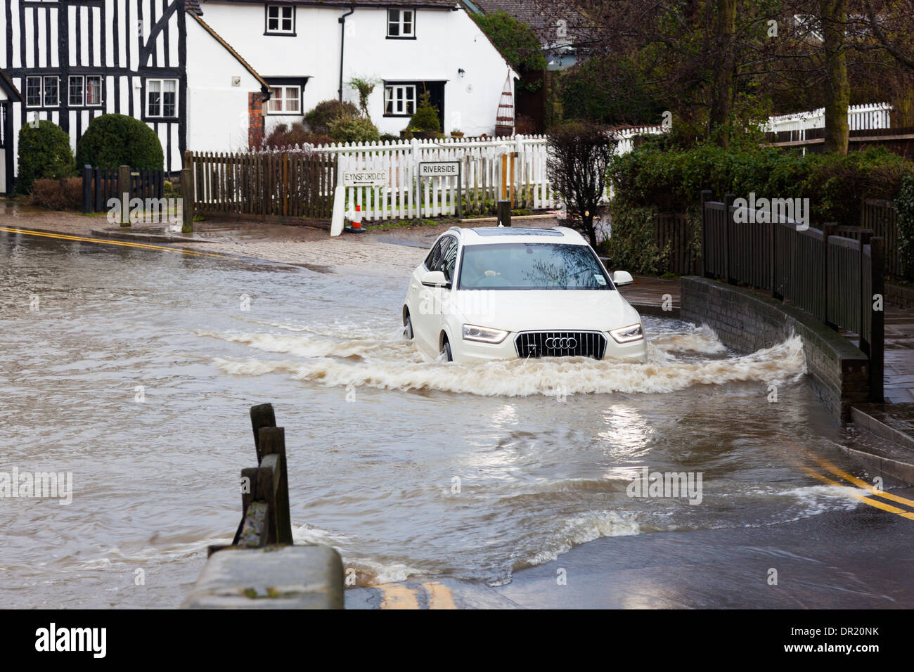 Coche a través del río inundado para llegar a Puente, Eynsford, Kent, UK, en invierno Foto de stock