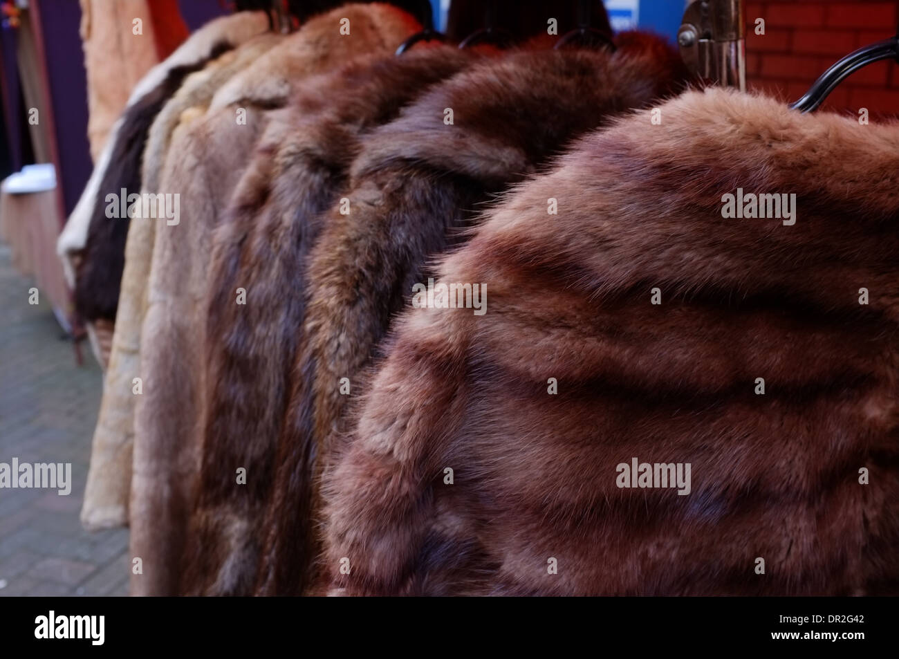 Una selección de abrigos de piel a la venta en un mercado en Glasgow. Foto de stock