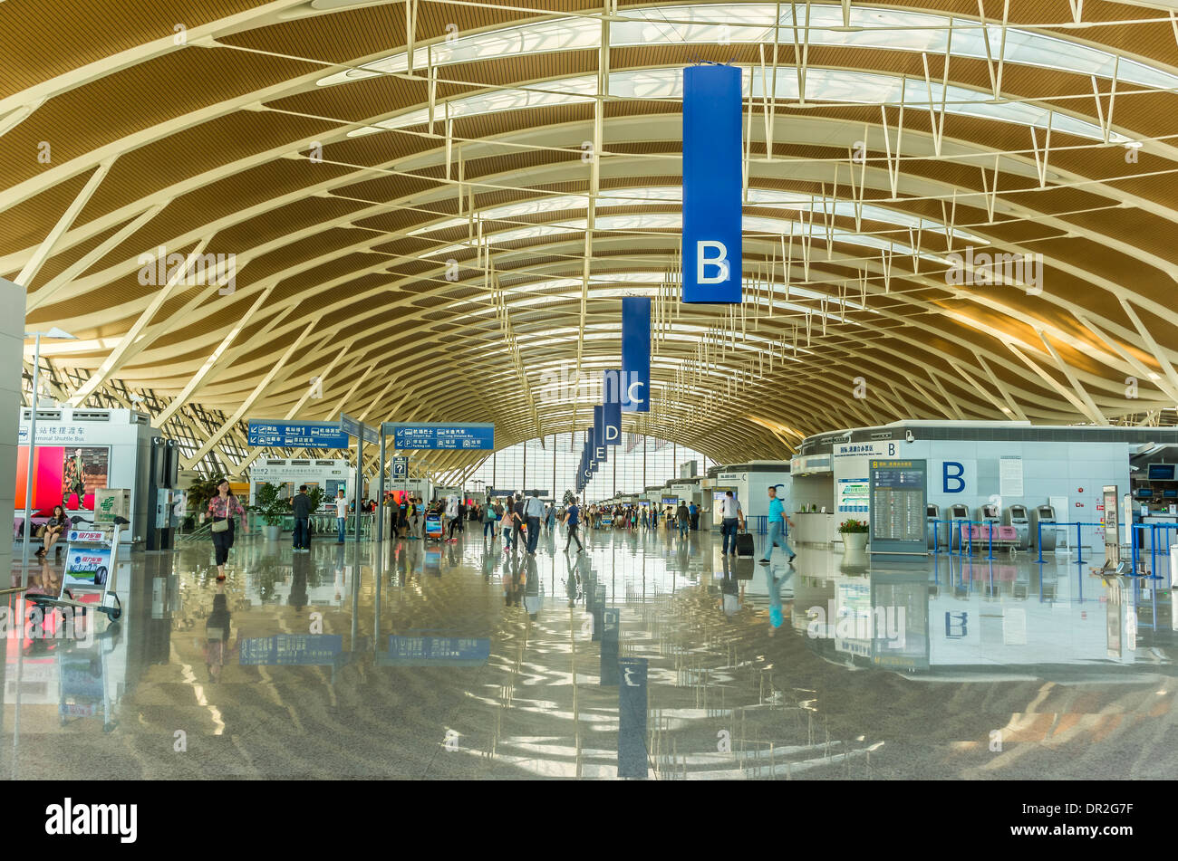 Interior del aeropuerto internacional de Pudong de Shangai Foto de stock