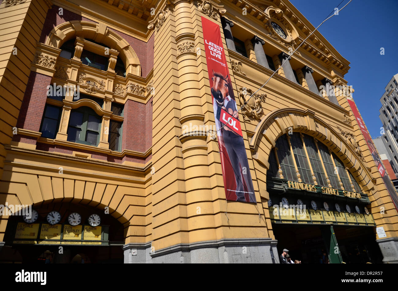 Los relojes de la estación de Flinders Street en Melbourne, Victoria, Australia. Foto de stock