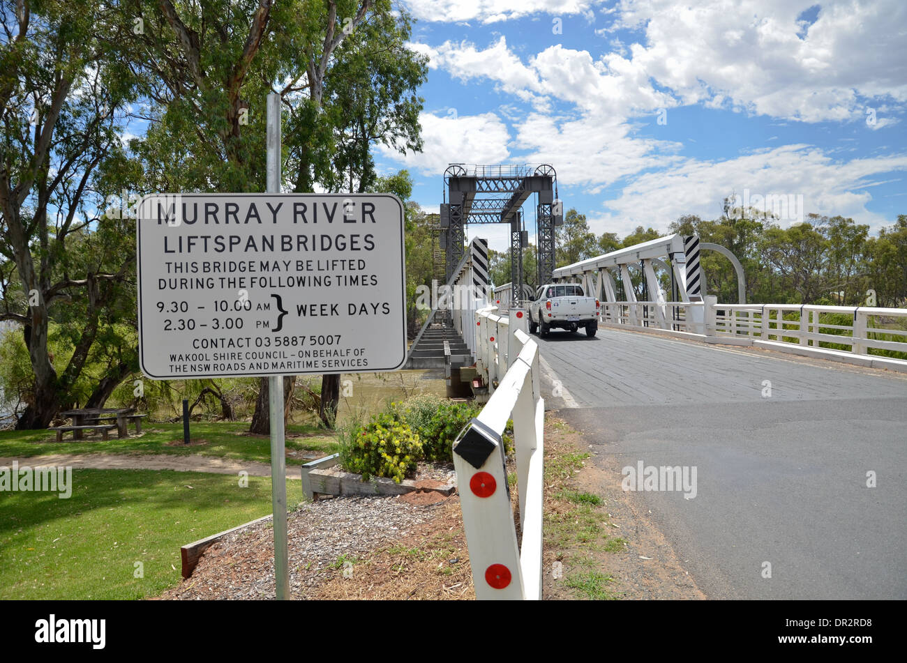 El Murray River Bridge en Swan Hill, Victoria, formando la frontera con