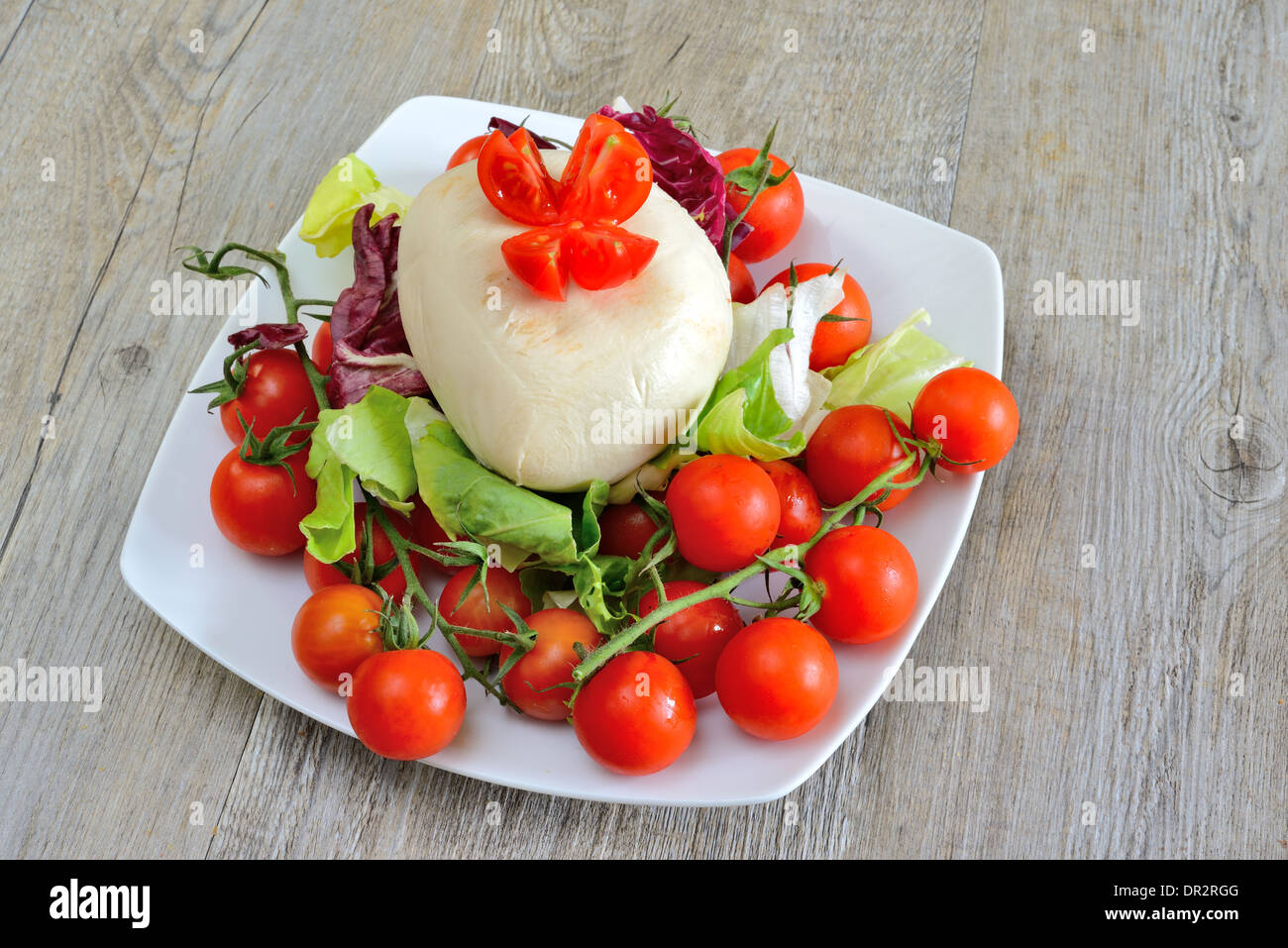 Los quesos de pasta hilada que queso ahumado con tomate Fotografía de