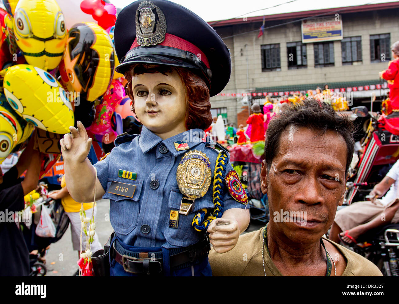 Manila, Filipinas -- El 18 de enero de 2014: Un de llevar la imagen del Niño Jesús, vistiendo el uniforme de la Policía Nacional filipina durante el festival, "Lakbayaw Lakbayaw" festival