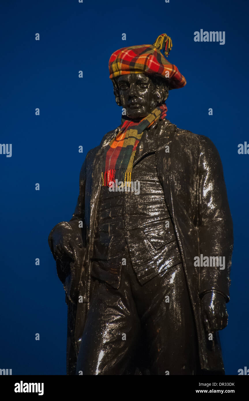 La estatua de Robert Burns, poeta escocés en George Square Glasgow vestido para la Noche de Burns celebración anual en enero Foto de stock
