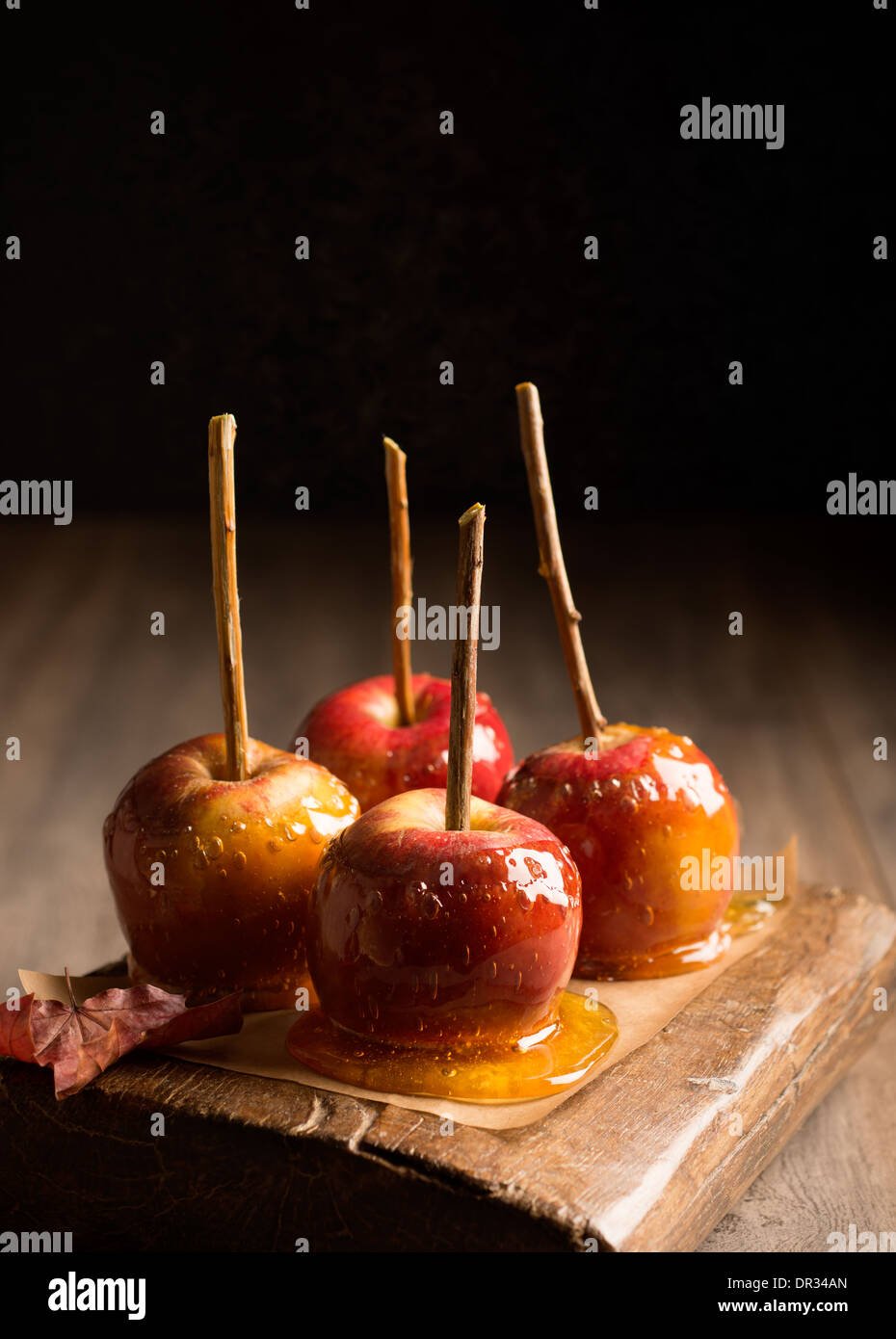 Grupo de manzanas de caramelo sobre placa rústica Foto de stock