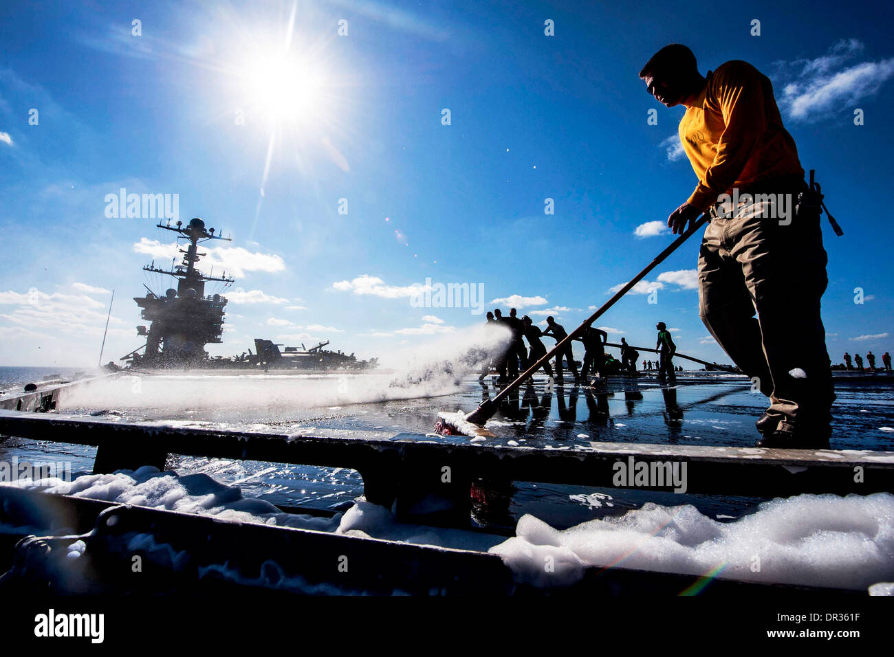 Los marineros limpie la cubierta de vuelo del portaaviones USS Harry S. Truman Foto de stock
