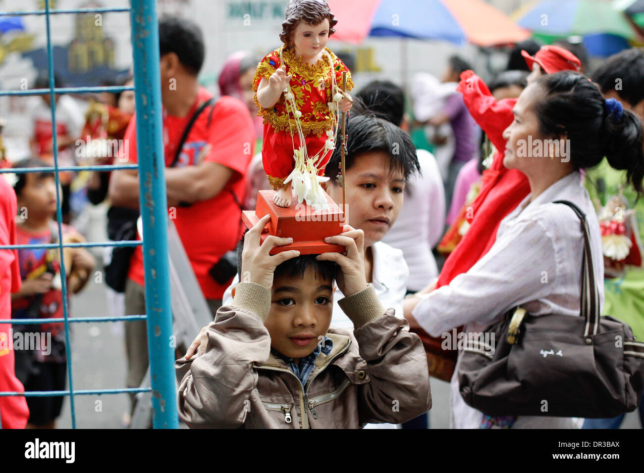 Manila, Filipinas. Del 19 de enero del 2014. Los devotos católicos celebran la fiesta del Santo Nino en Manila, Filipinas. Crédito: Mark Fredesjed Cristino/Alamy Live News Foto de stock