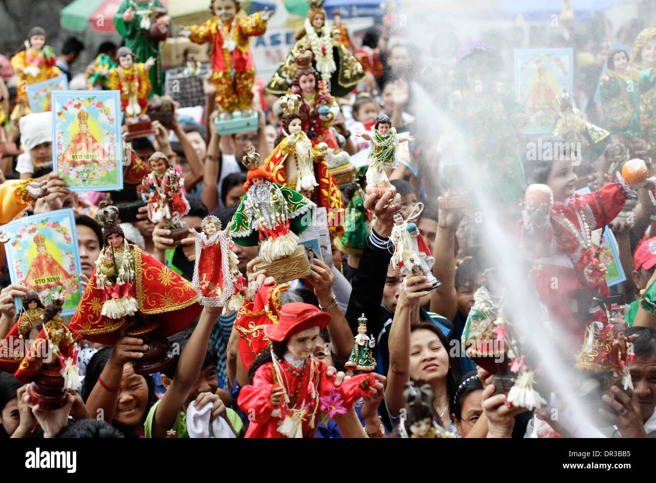 Manila, Filipinas. Del 19 de enero del 2014. Los devotos católicos celebran la fiesta del Santo Nino en Manila, Filipinas. Crédito: Mark Fredesjed Cristino/Alamy Live News Foto de stock