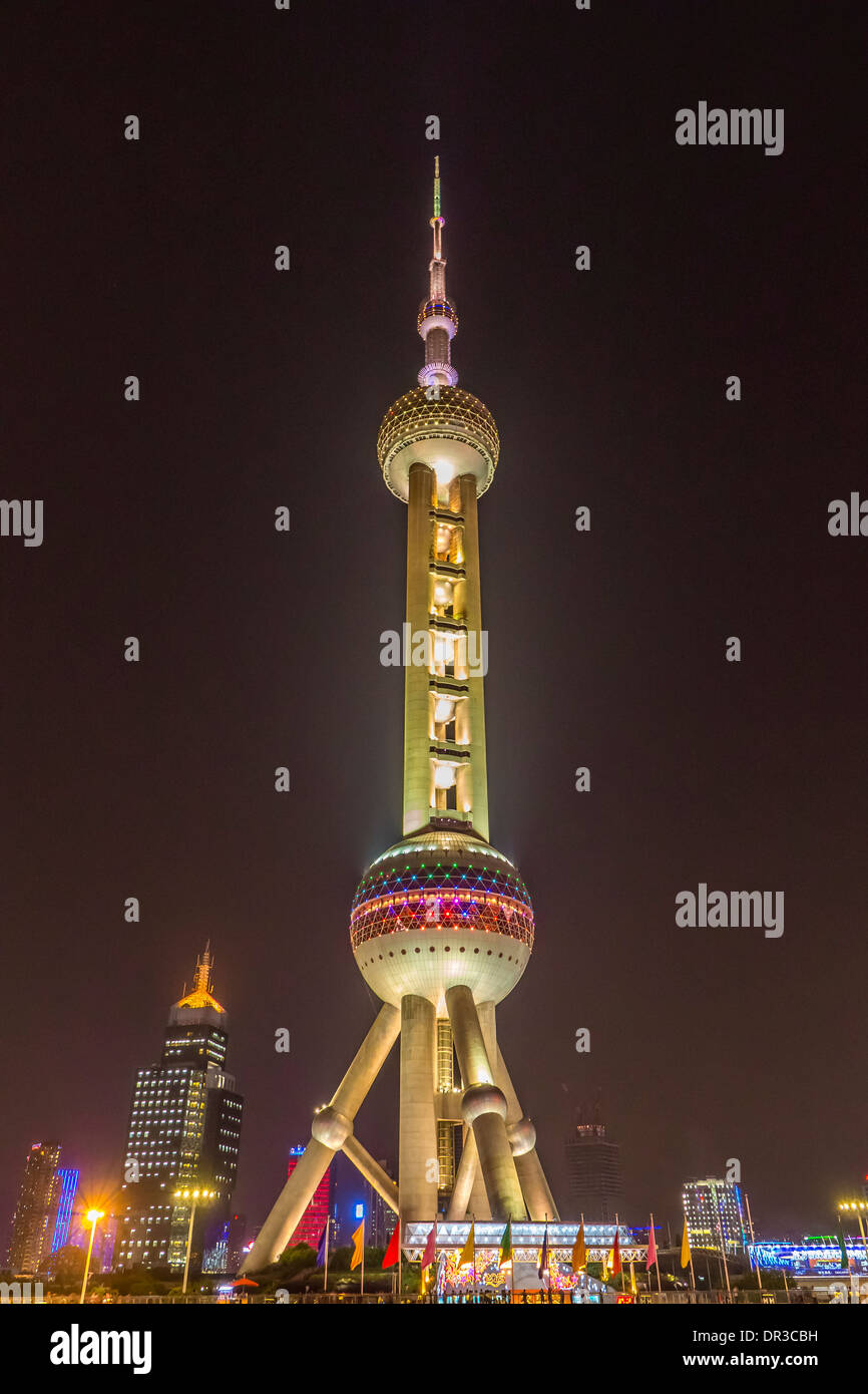 Iluminación de la torre Oriental Pearl, Shanghai, China Foto de stock