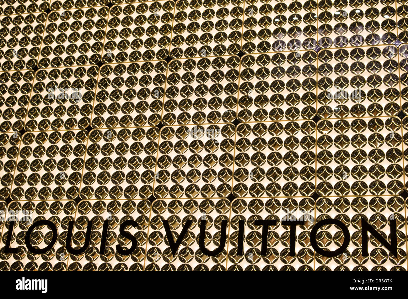 Letras De Louis Vuitton En Una Pared Foto de archivo editorial - Imagen de  louis, ropa: 127106598