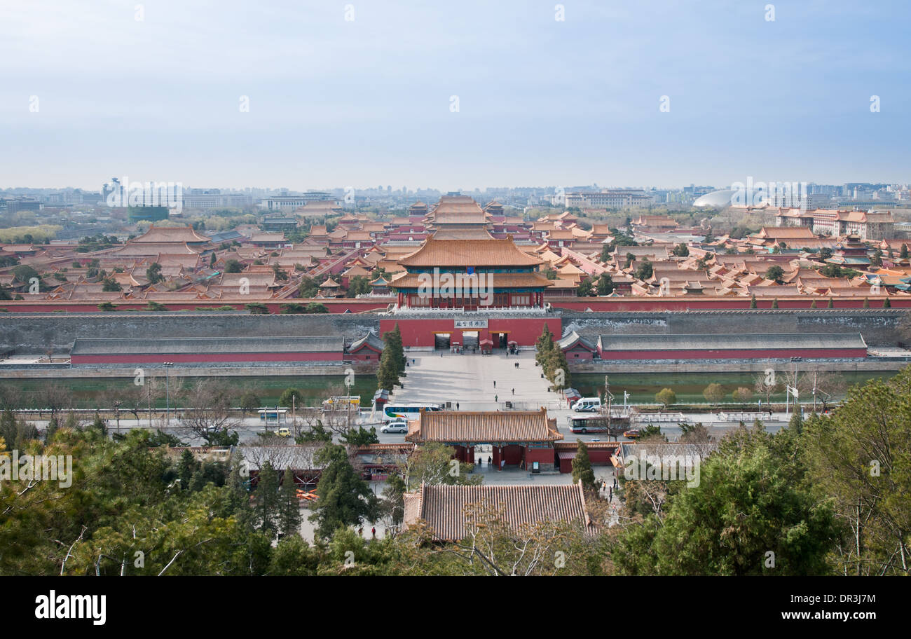 Puerta de Poder Divino o puerta de la habilidad divina, puerta norte de la Ciudad Prohibida en Beijing, China, visto desde el parque Jingsha Foto de stock