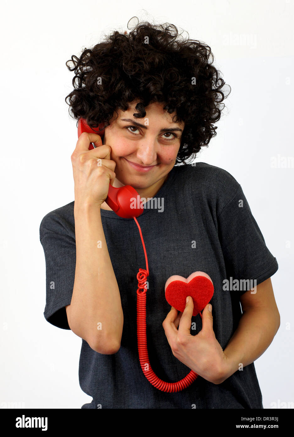 Mujer habla por teléfono rojo Foto de stock