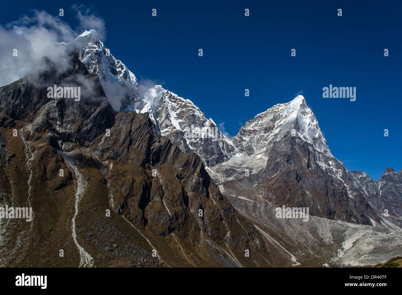 Montañas cubiertas de nieve en los Himalayas Foto de stock