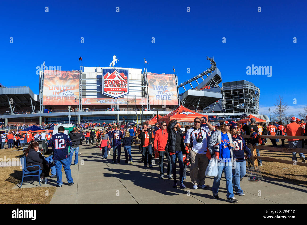 Denver, Colorado, USA - 19 de enero de 2014. Los aficionados al fútbol en el estacionamiento del portón de campo de Sports Authority en Mile High antes de la AFC juego del playoff entre los Denver Broncos y New England Patriots. Crédito: Ed Endicott/Alamy Live News Foto de stock