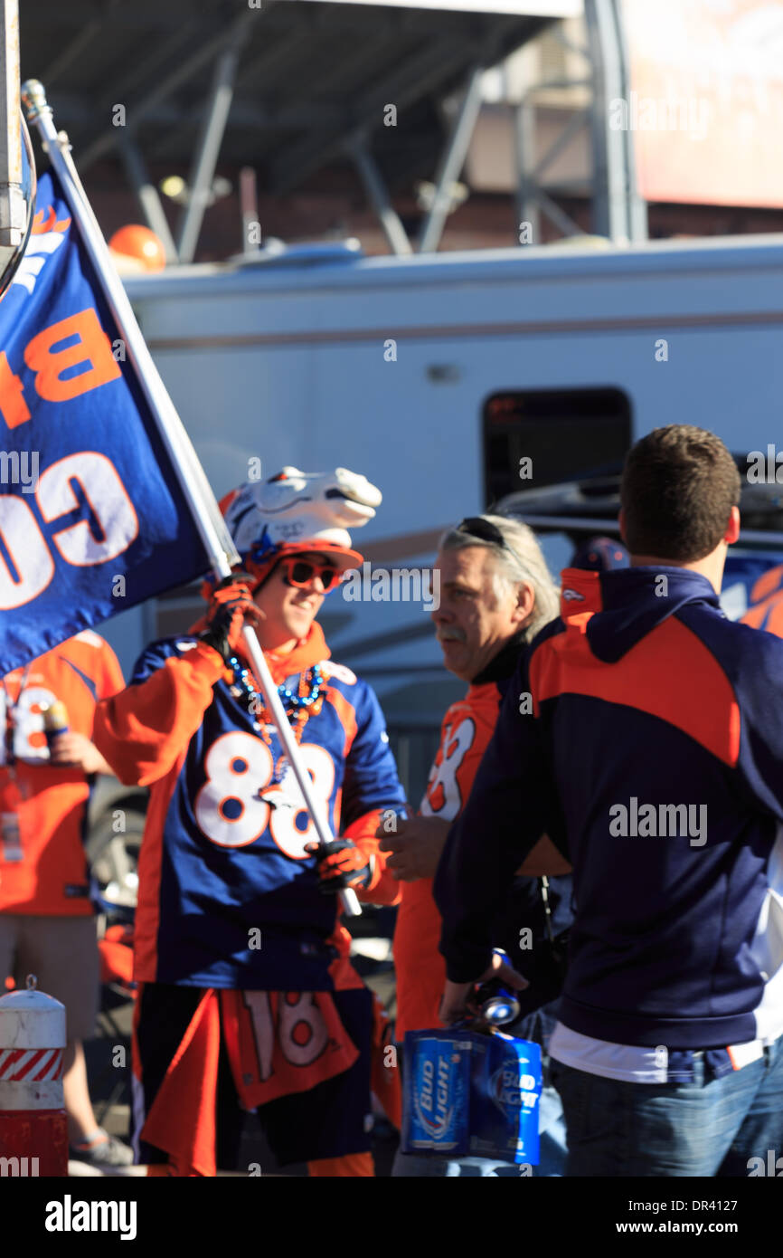 Denver, Colorado, USA - 19 de enero de 2014. Los aficionados al fútbol en el estacionamiento del portón de campo de Sports Authority en Mile High antes de la AFC juego del playoff entre los Denver Broncos y New England Patriots. Crédito: Ed Endicott/Alamy Live News Foto de stock