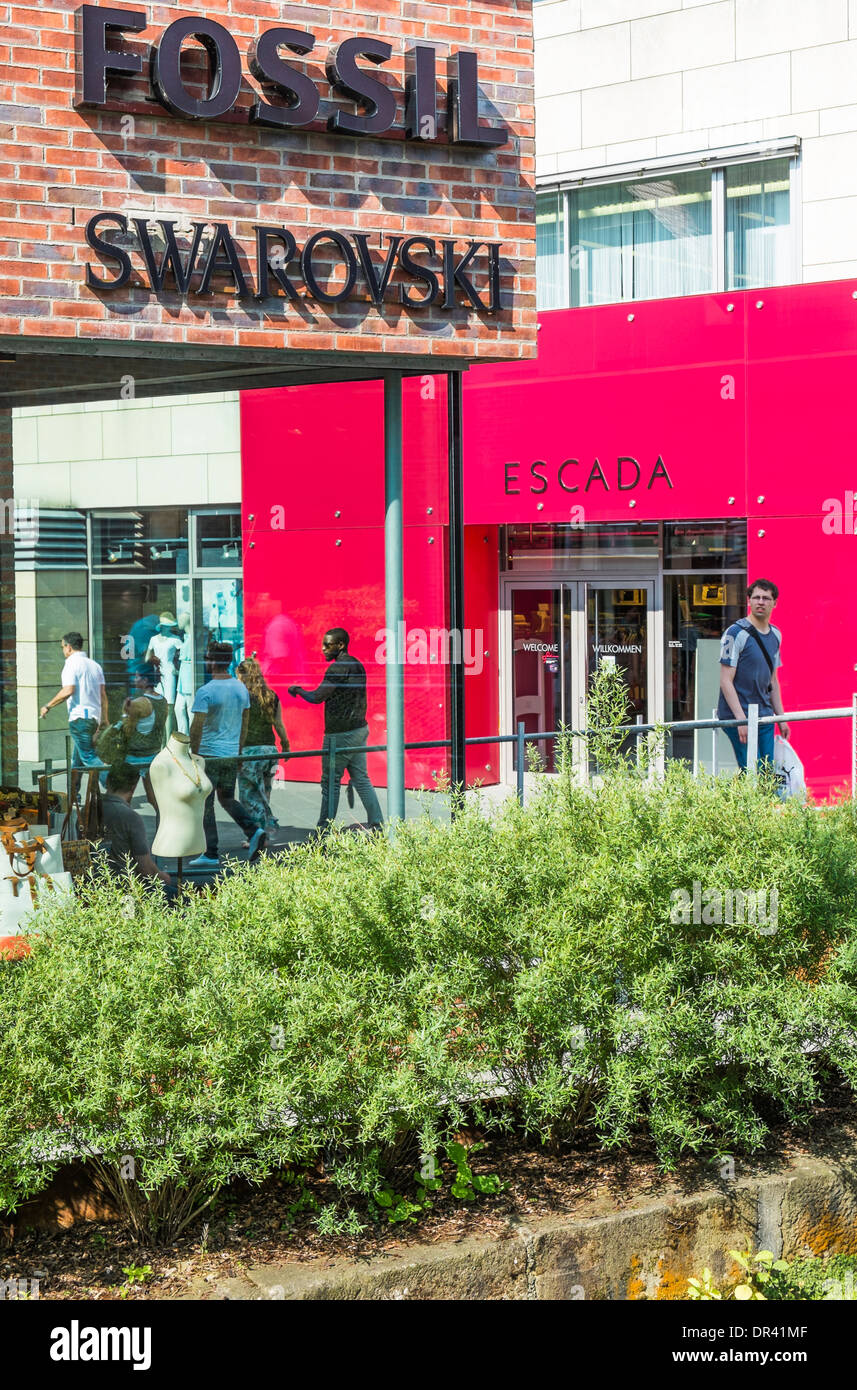 Outlet stores fotografías e imágenes de alta resolución Alamy