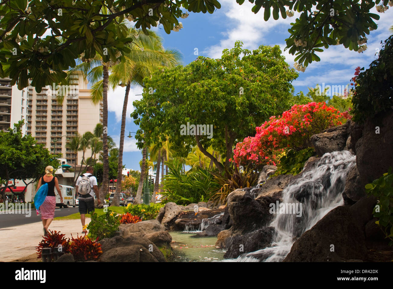 Flores y cascada fuente en Kuhio Beach Park, la playa de Waikiki, Honolulu, Oahu, Hawaii Foto de stock