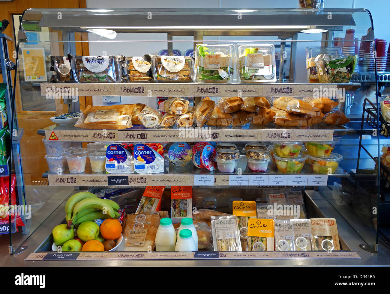 Food display cabinet fotografías e imágenes de alta resolución - Alamy