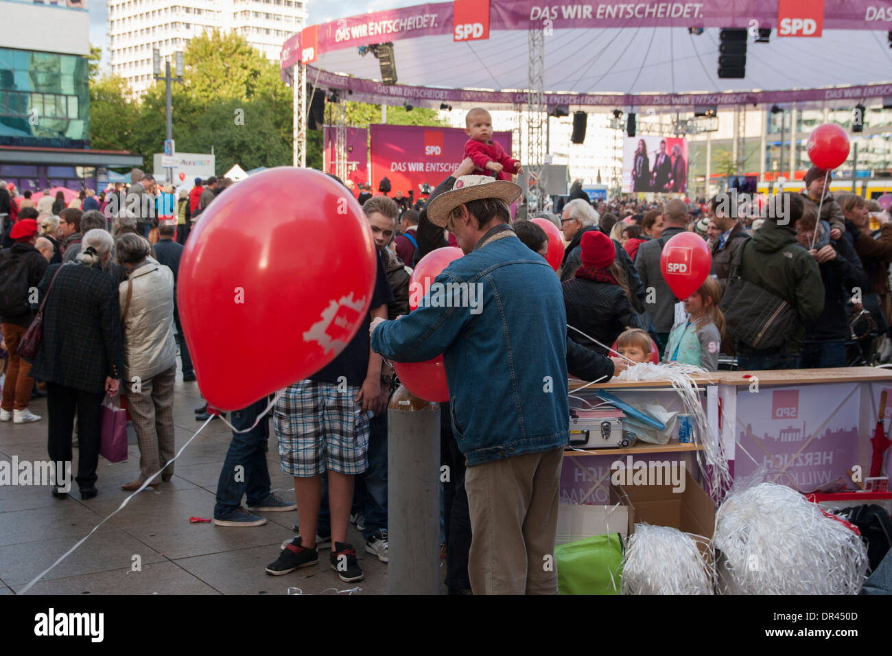 Pre-electoral de partido del SPD en Alexanderplatz en Berlín. Foto de stock