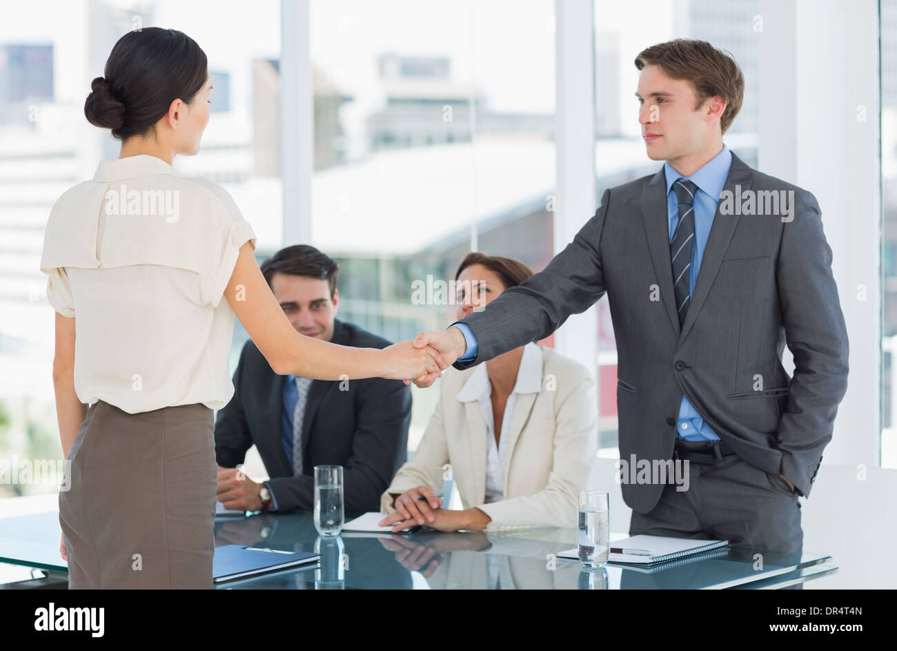 Apretón de manos para sellar un acuerdo después de una reunión de trabajo, el reclutamiento Foto de stock
