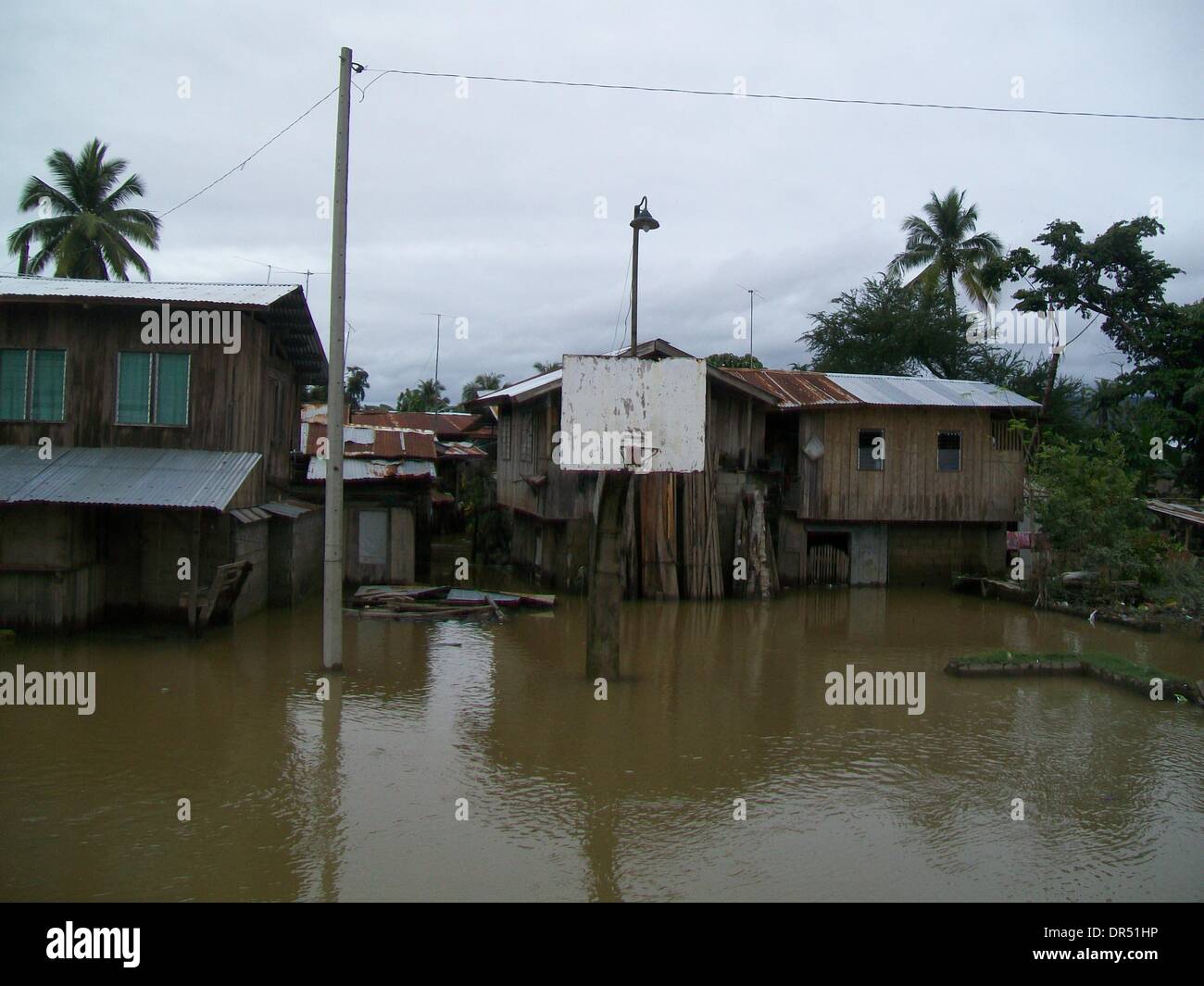 Manila. 20 ene, 2014. Casas vacías son vistos en las aguas de la inundación en la ciudad de Compostela, en el sur de Filipinas, Valle de Compostela, 20 de enero de 2014. La Depresión Tropical Agaton, que causaron el sur y el centro de Filipinas, ha matado a 40 personas, la Dirección Nacional de Gestión y Reducción del Riesgo de Desastres (NDRRMC Consejo) divulgado el domingo. Crédito: FLIM/Xinhua/Alamy Live News Foto de stock
