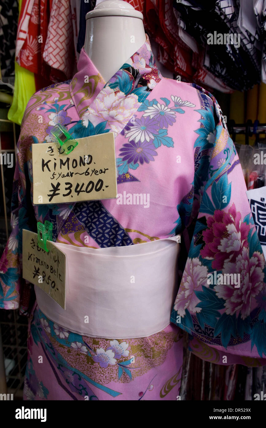 Dec 15, 2008 - Tokio, Japón - un maniquí está envuelto en tejidos japoneses. Kimonos tradicionales japoneses son el código de vestimenta. Sin embargo, son generalmente usados por mujeres mayores. Los adultos más jóvenes prefieren el moderno estilo de moda. Foto de stock