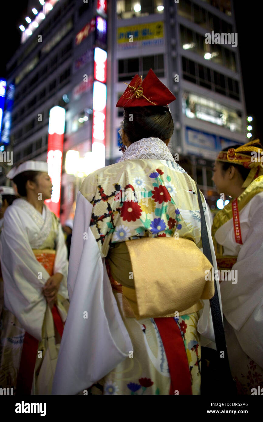 Kimonos tradicionales japoneses son el código de vestimenta. Sin embargo, son generalmente usados por mujeres mayores. Los adultos más jóvenes prefieren el moderno estilo de moda. La fecha es aproximada. (Crédito de la Imagen: © Ton Koene/ZUMApress.com) Foto de stock